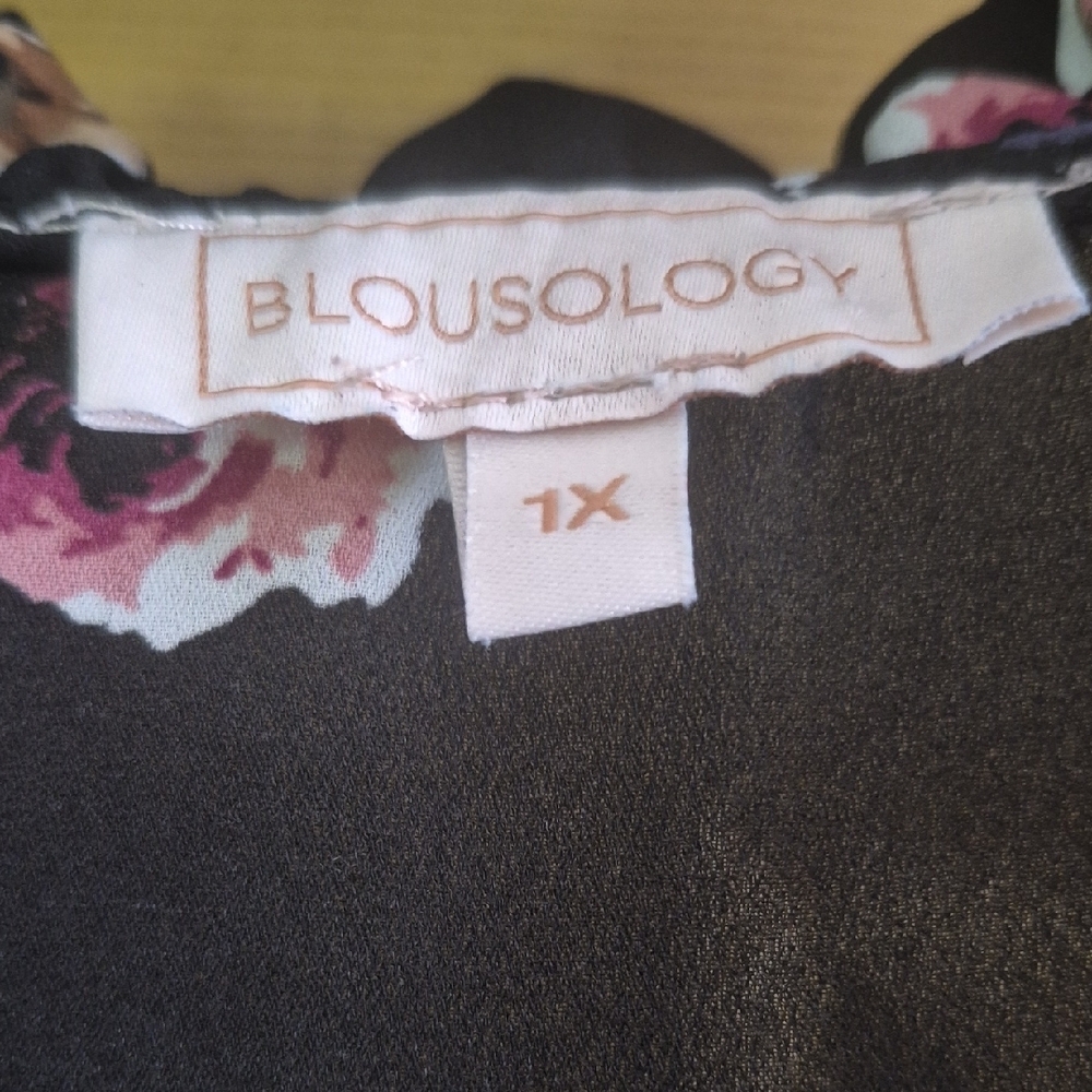 Blousology Chic Black Floral Blouse with Ruffle Cap Sleeves 1x Plus Floral Poly - Picture 2 of 9